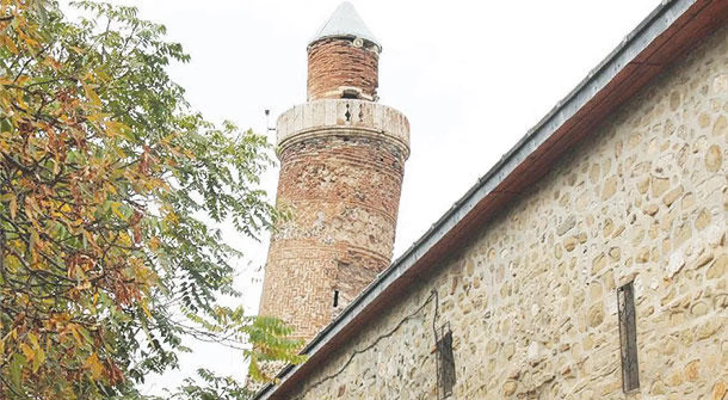 مئذنة جامع تركي أكثر ميلاً من برج بيزا الإيطالي