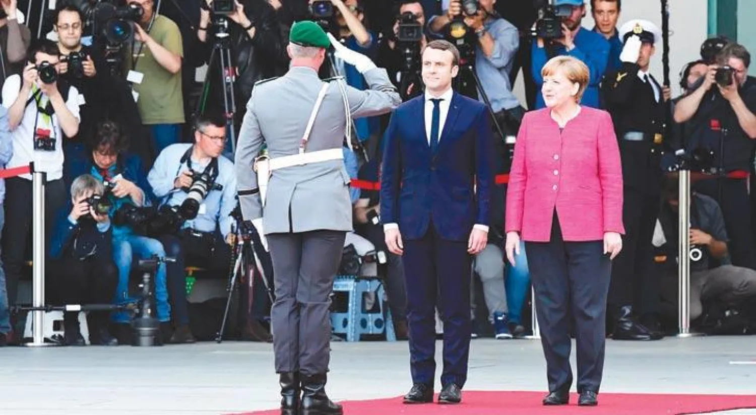 المستشارة الألمانية أنجيلا ميركل مع الرئيس الفرنسي إيمانويل ماكرون في برلين (أ.ف.ب)