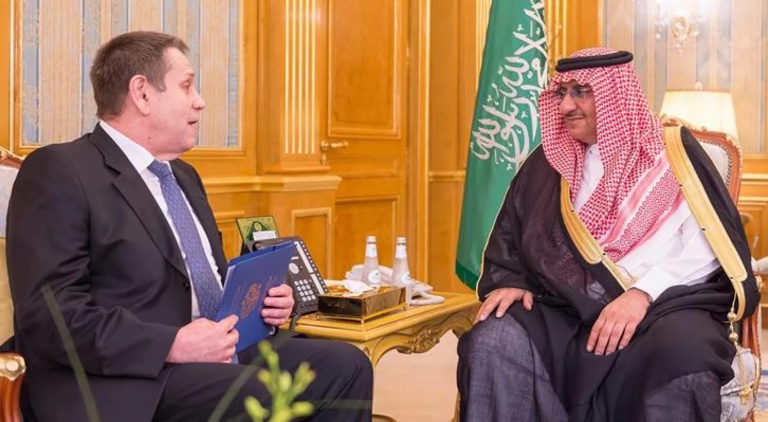 الامير محمد بن نايف خلال  لقائه السفير الروسي سيرجي كوزلوف في قصر السلام بجدة أمس (واس)