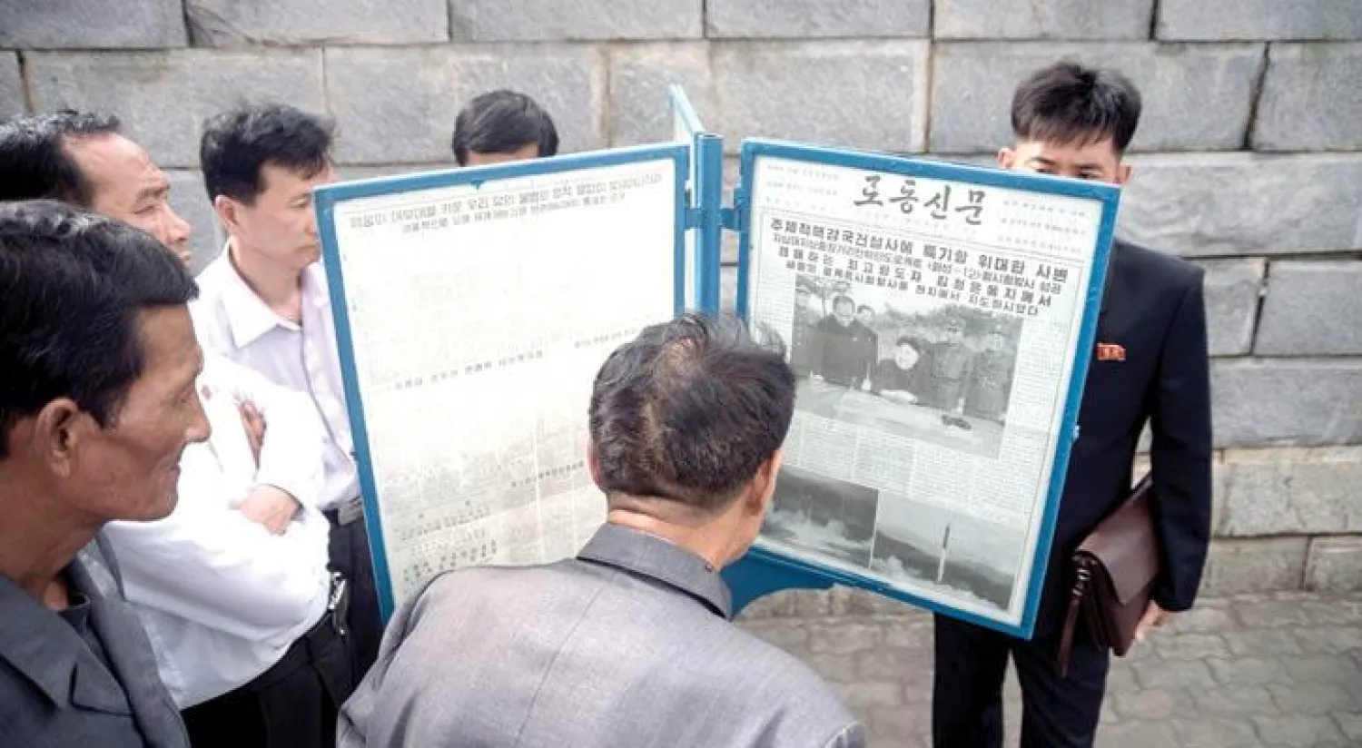 كوريون جنوبيون يجتمعون حول أكشاك الصحف التي تتناول أزمة الصواريخ مع الجارة الشمالية (أ.ف.ب)