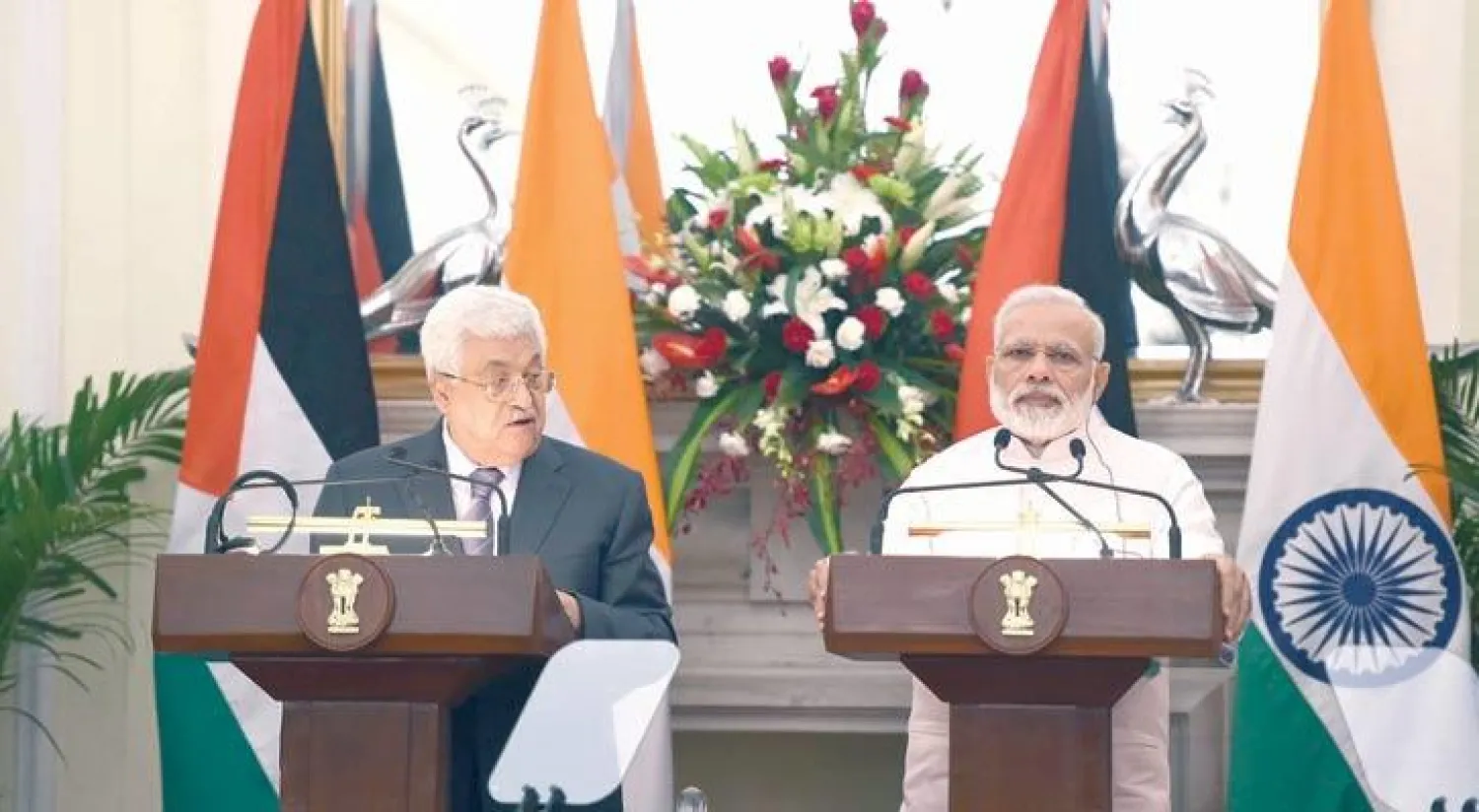 عباس في المؤتمر الصحافي المشترك مع مودي بمقر رئاسة الوزراء في نيودلهي أمس (أ.ف.ب)