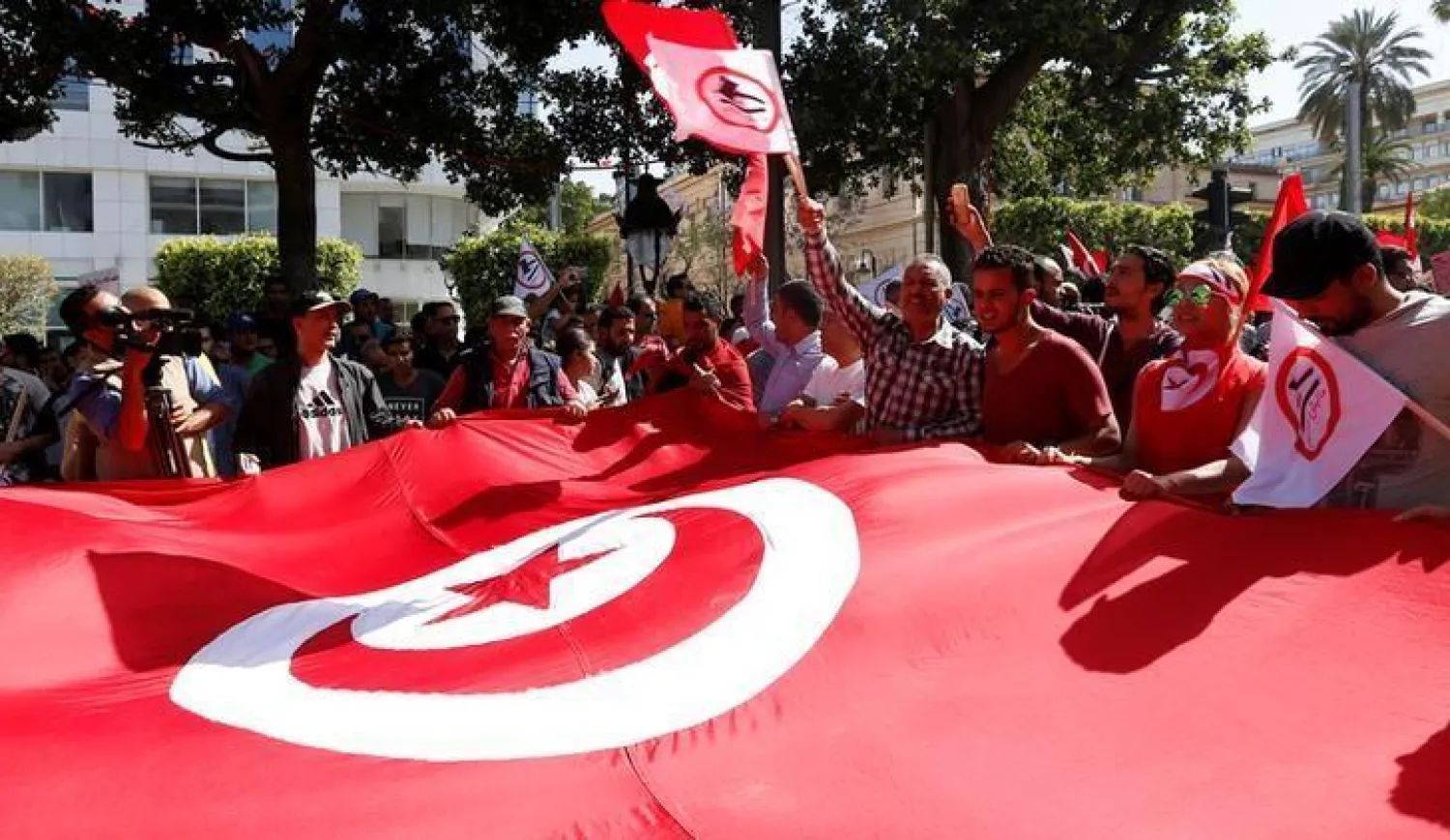 صورة من إحدى  المظاهرات في تونس (رويترز)