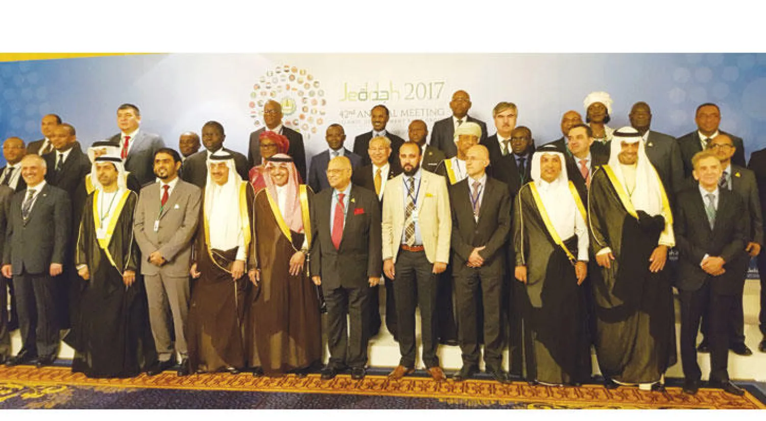 وزير المالية متوسطاً رئيس المجلس ومحافظي البنك الإسلامي للتنمية أمس (كونا)