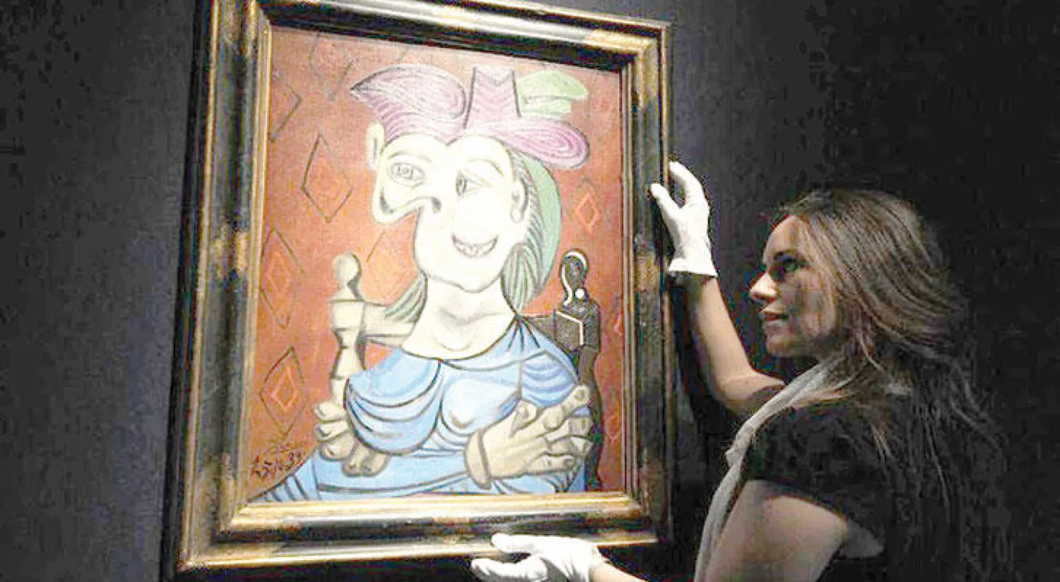 {امرأة جالسة بفستان أزرق} لبيكاسو