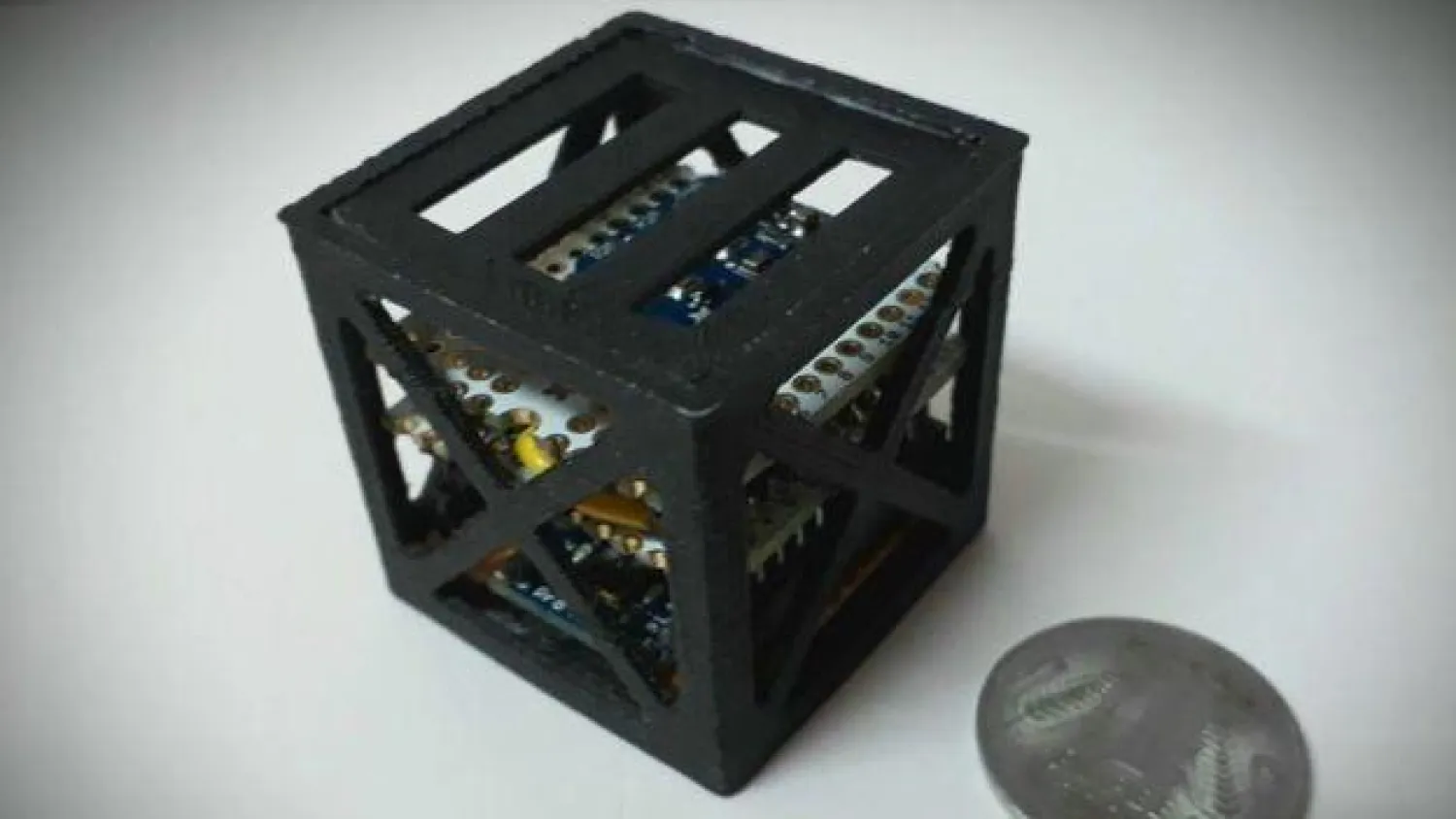 نسخة تجريبية من أصغر قمر صناعي مبتكر في التاريخ (بي بي سي)