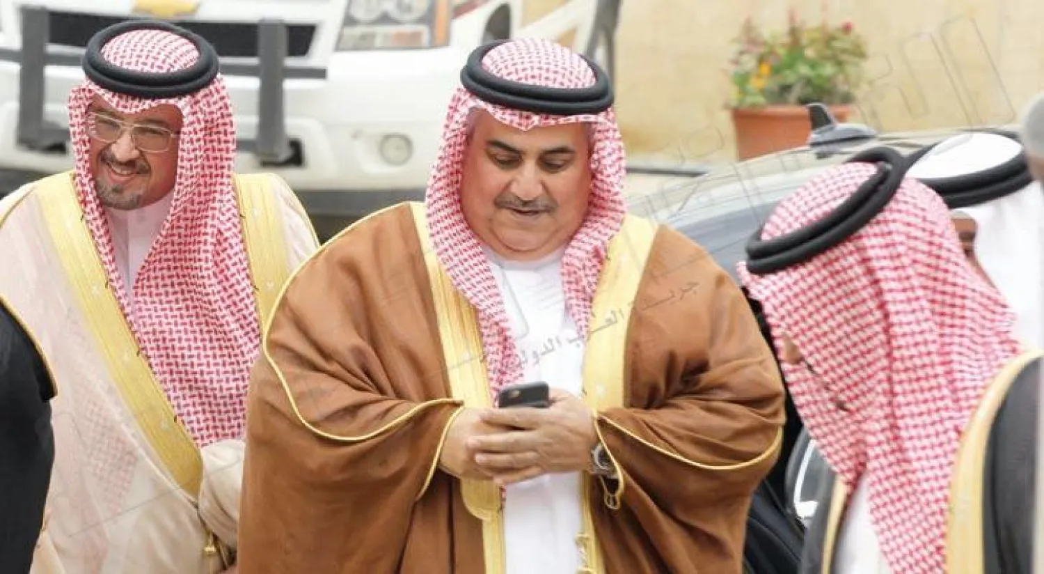 آل خليفة لدى وصوله إلى مقر الاجتماع في الرياض أمس (تصوير: أحمد يسري)