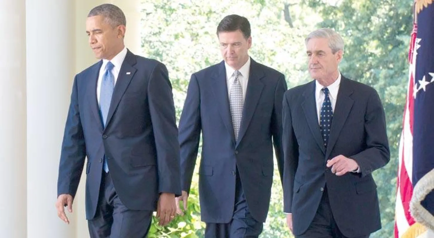 صورة أرشيفية تعود إلى عام 2013 ويظهر فيها الرئيس السابق باراك أوباما (يسار) خارج المكتب البيضاوي مع روبرت مولر (يمين) وجيمس كومي الذي رشح آنذاك ليأخذ مكان مولر مديراً للـ«إف بي آي» (أ.ف.ب)