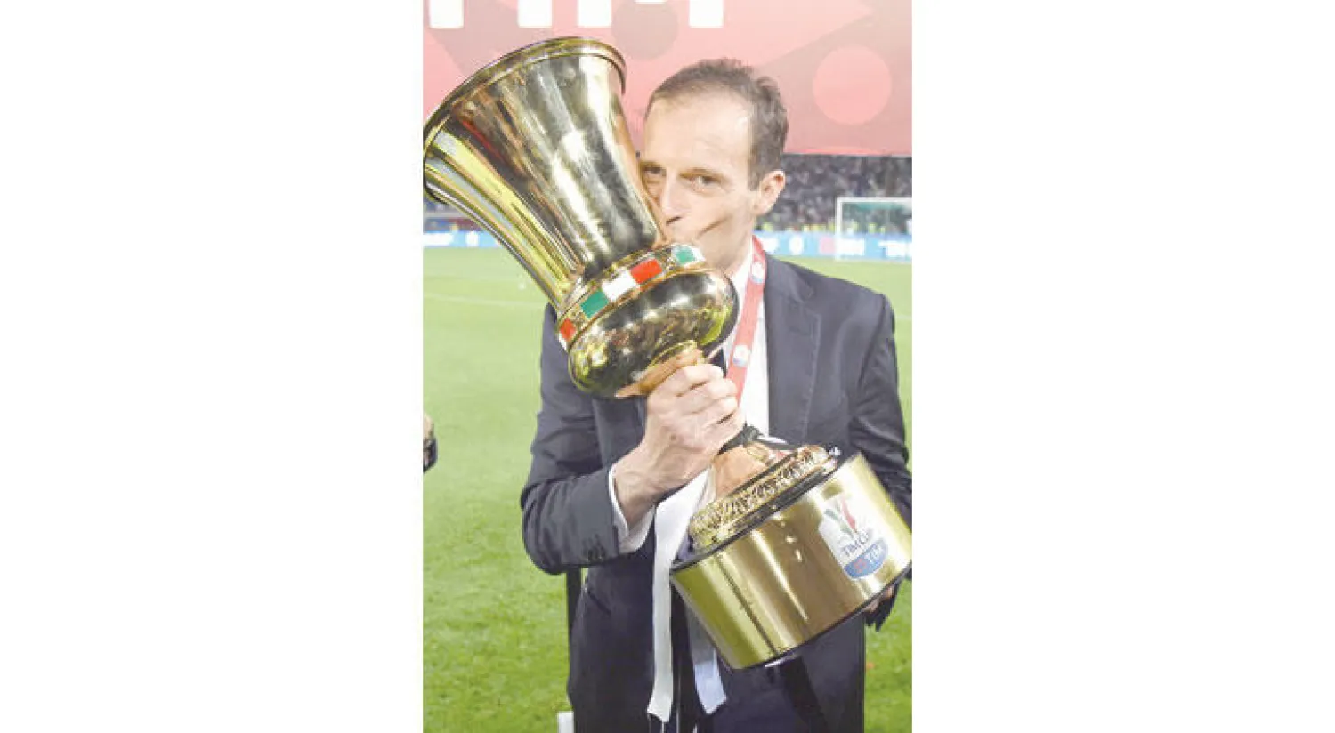 أليغري مدرب يوفنتوس يحتفل بالكأس (أ.ف.ب)