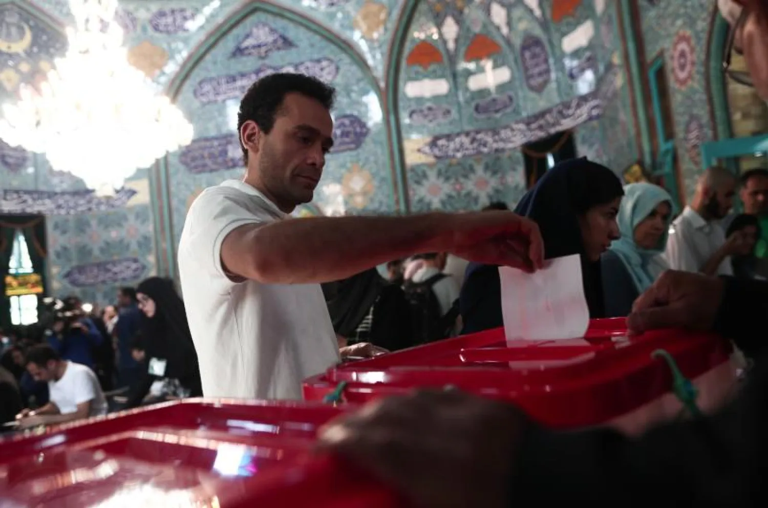 ناخب يدلي بصوته في الانتخابات الإيرانية (أ.ف.ب) 