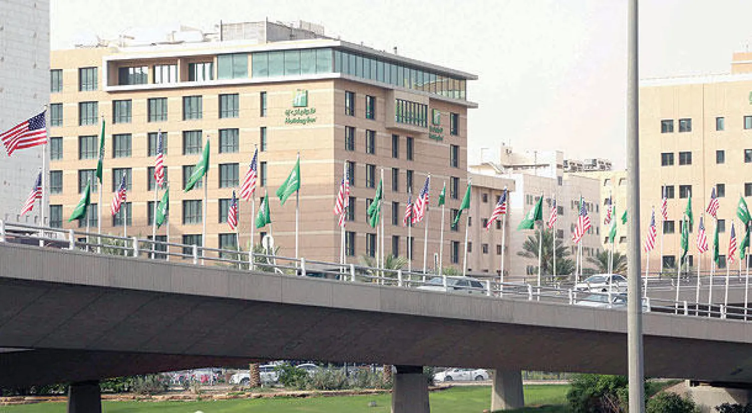 الرياض ازدانت بالأعلام السعودية والأميركية (تصوير: إقبال حسين)