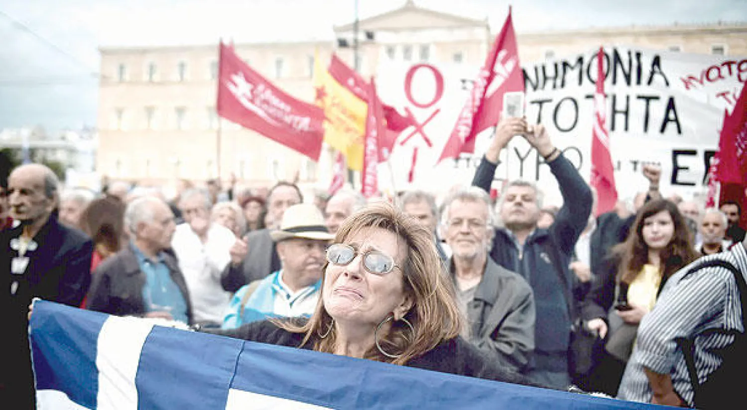 يونانية أثناء مظاهرة ضد التقشف أمام مبنى البرلمان في أثينا (أ.ف.ب)