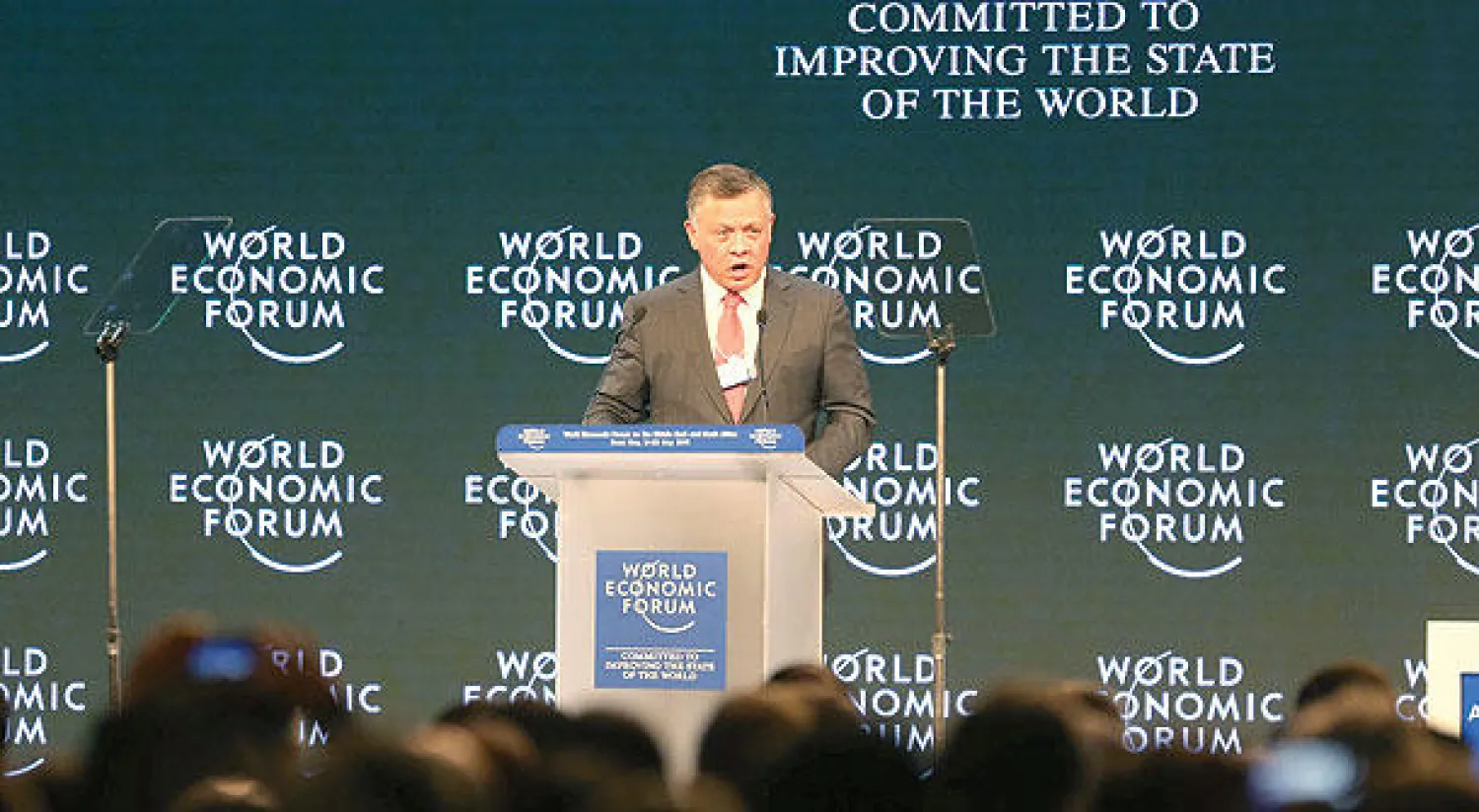 العاهل الأردني الملك عبد الله الثاني لدى إلقاء كلمته في افتتاح دورة سابقة للمنتدى («غيتي»)