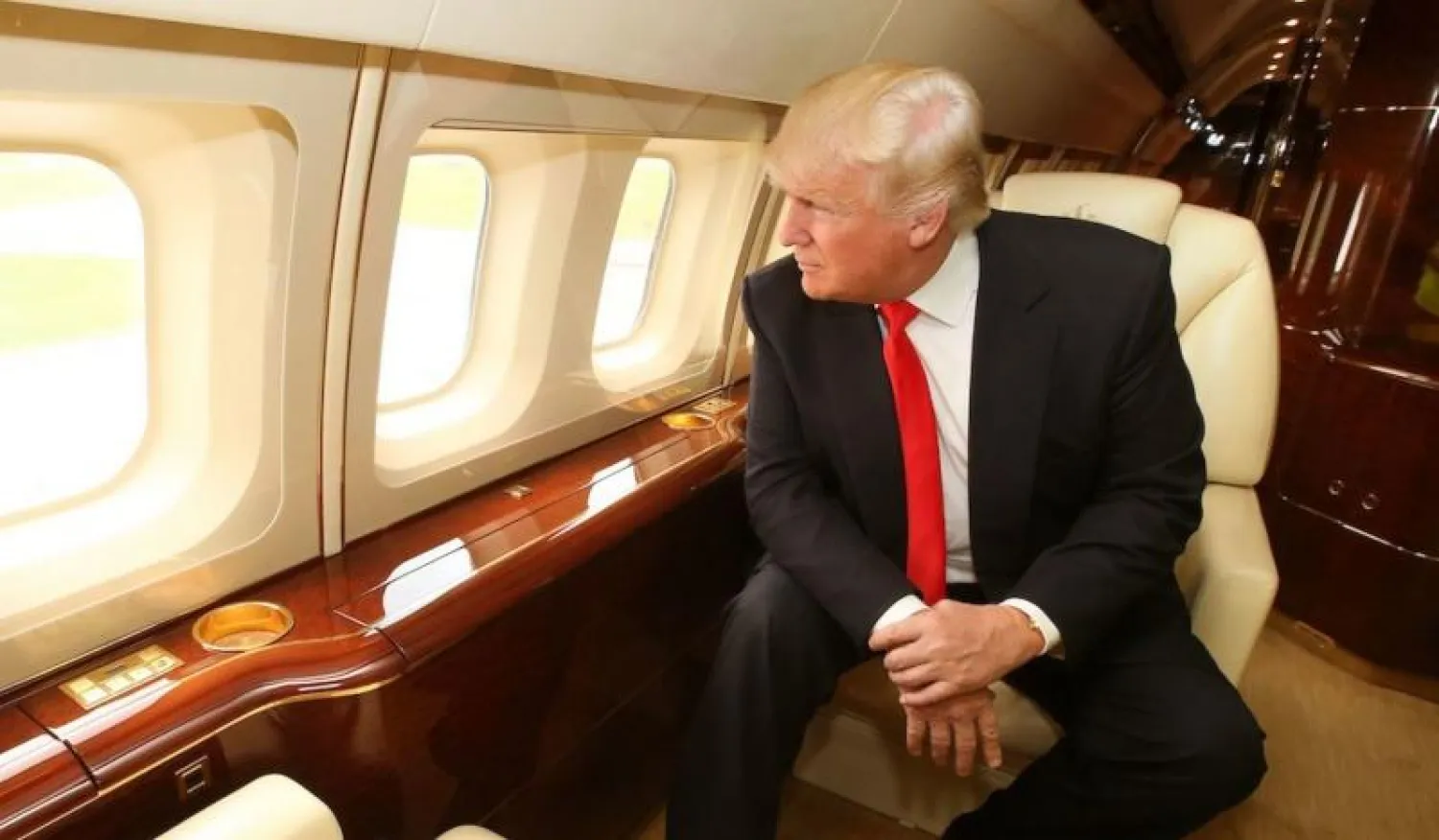 الرئيس الأميركي دونالد ترمب في طائرته الخاصة - أرشيف (أ.ب)