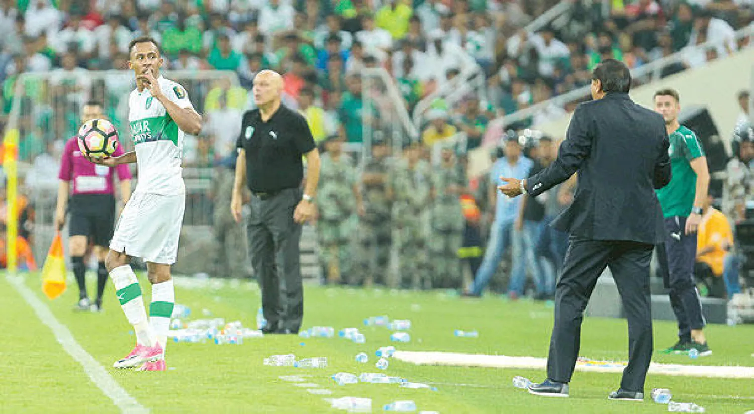 مشادة كلامية بين لاعب الأهلي سعيد المولد ومدرب الهلال دياز خلال نهائي كأس الملك (تصوير: محمد المانع)