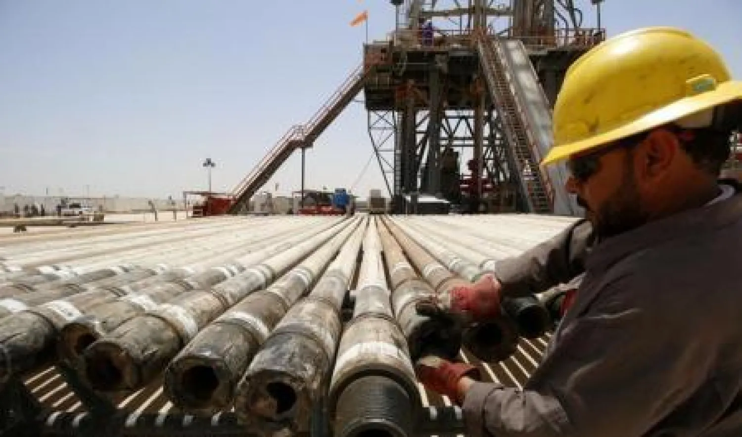 عامل بحقل للنفط في البصرة بجنوب العراق (رويترز)