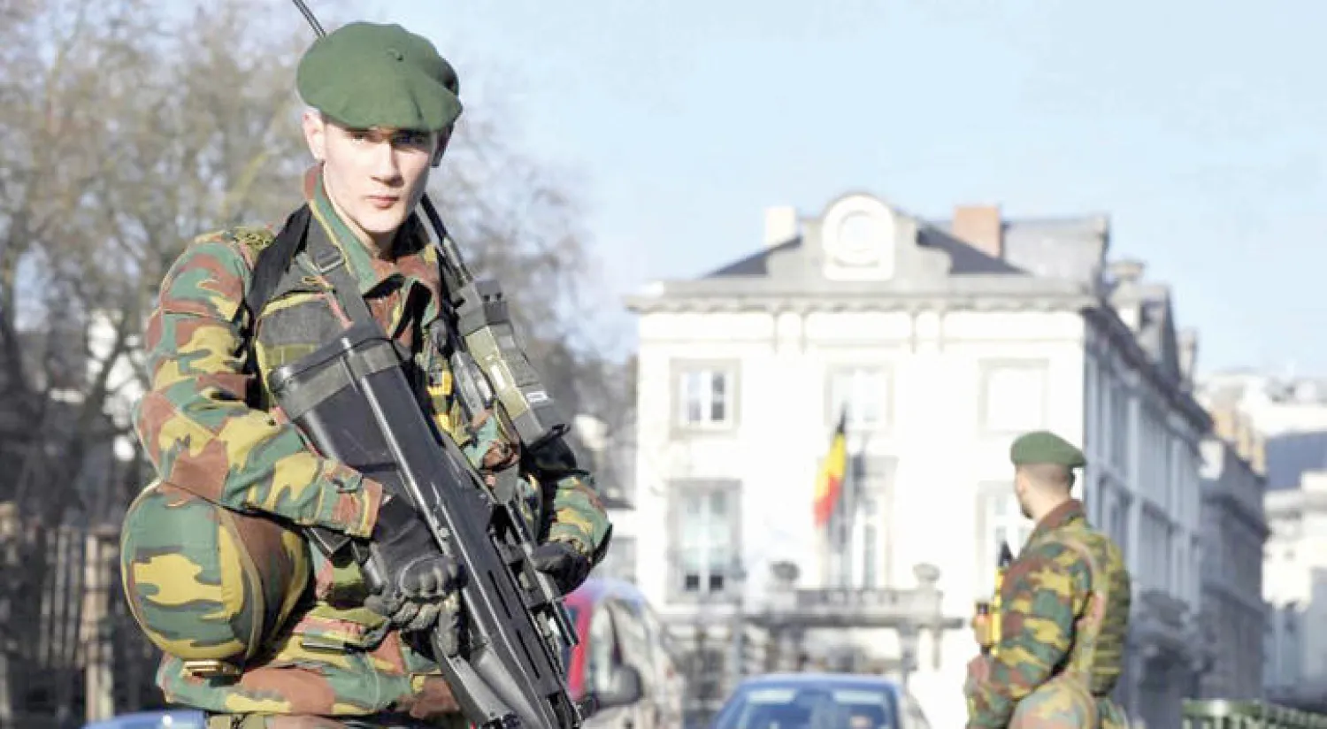 جنديان من الجيش البلجيكي في الميدان الكبير بوسط العاصمة بروكسل عقب تفجيرات مارس الماضي («الشرق الأوسط»)