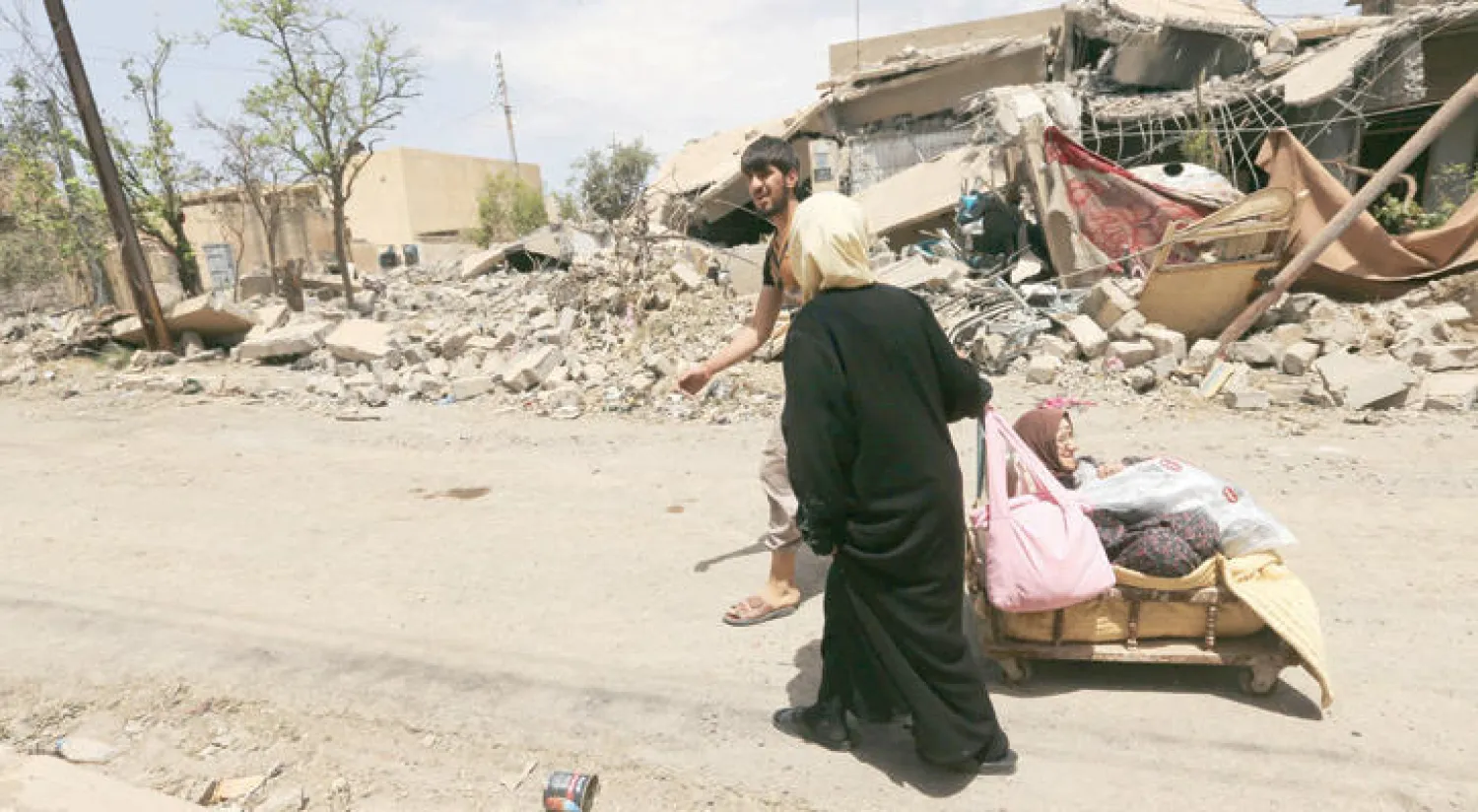 مدنيون يفرون من المعارك في الجانب الغربي من الموصل أمس (رويترز)