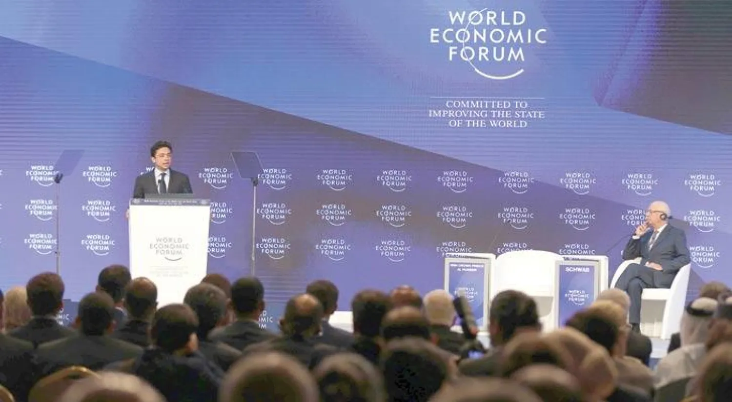 ولي العهد الأردني الأمير الحسين بن عبد الله يتحدث في افتتاح المنتدى الاقتصادي العالمي في البحر الميت أمس (أ.ف.ب)