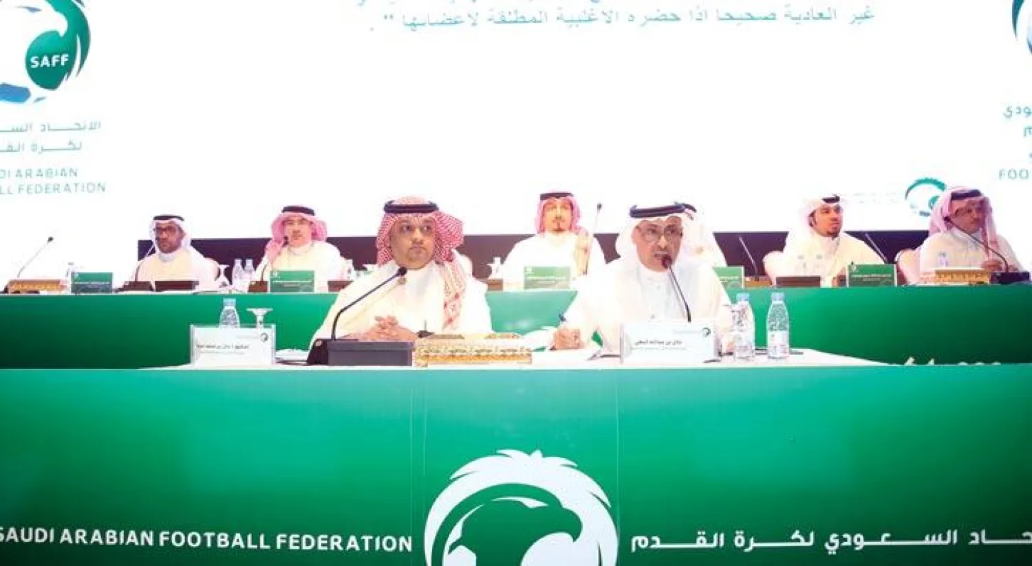 من اجتماع الجمعية العمومية لاتحاد الكرة أمس («الشرق الأوسط»)