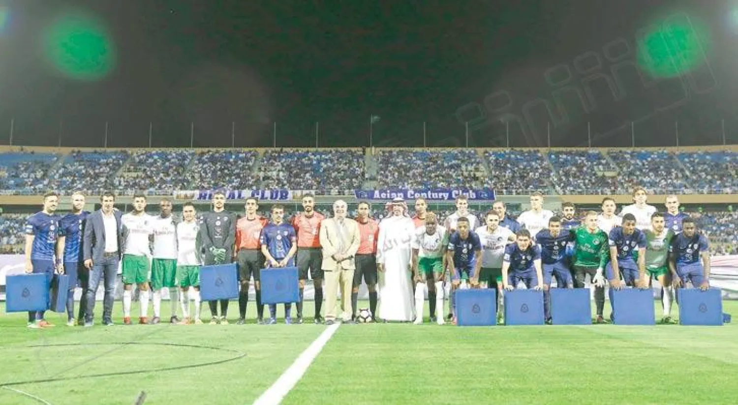 لقطة جماعية للاعبي الفريقين السعودي والأمريكي أمس (تصوير: بدر الحمد)