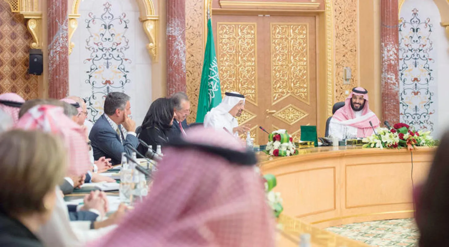الأمير محمد بن سلمان خلال اجتماعه في الرياض أمس برؤساء كبرى الشركات الأميركية والسعودية (واس)
