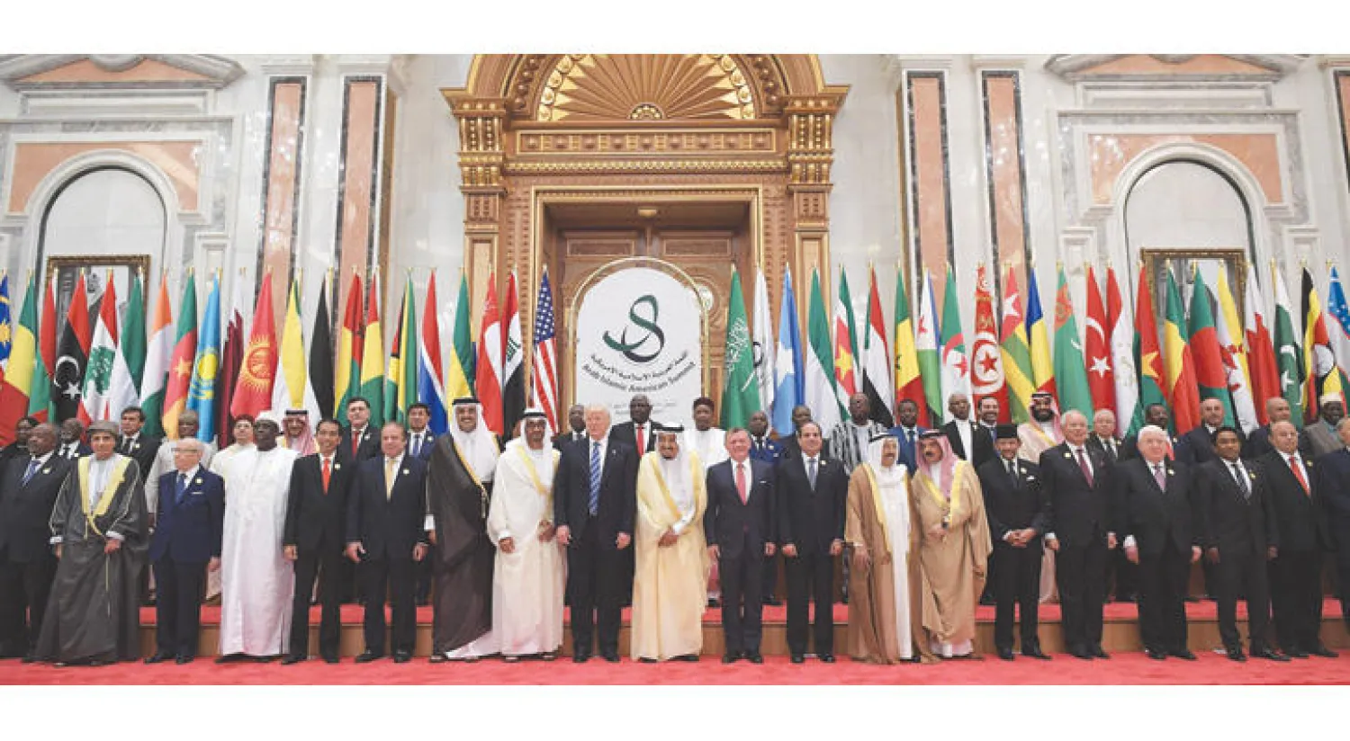 الملك سلمان والرئيس ترمب يتوسطان قادة الدول العربية والإسلامية في صورة تذكارية قبيل افتتاح القمة العربية - الإسلامية - الأميركية في الرياض أمس (أ.ف.ب)