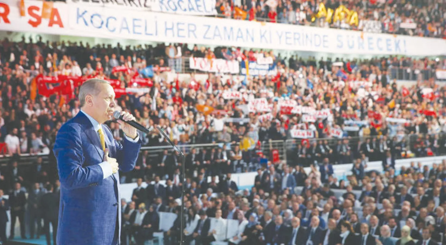 إردوغان لدى إلقاء خطابه أمام المؤتمر العام الاستثنائي لـ«حزب العدالة والتنمية» في أنقرة أمس (رويترز)