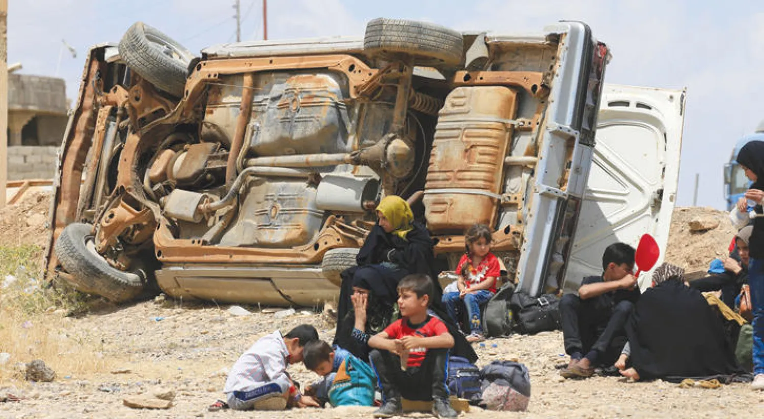 نازحون يفرون خلال معارك بين القوات العراقية ومسلحي «داعش» في غرب الموصل أمس (رويترز)