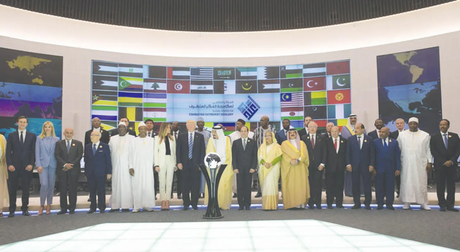 الملك سلمان بن عبد العزيز والرئيس الأميركي دونالد ترمب وقادة وزعماء الدول الإسلامية في صورة جماعية خلال افتتاح المركز العالمي لمكافحة التطرف (اعتدال) في الرياض أمس (أ.ف.ب)