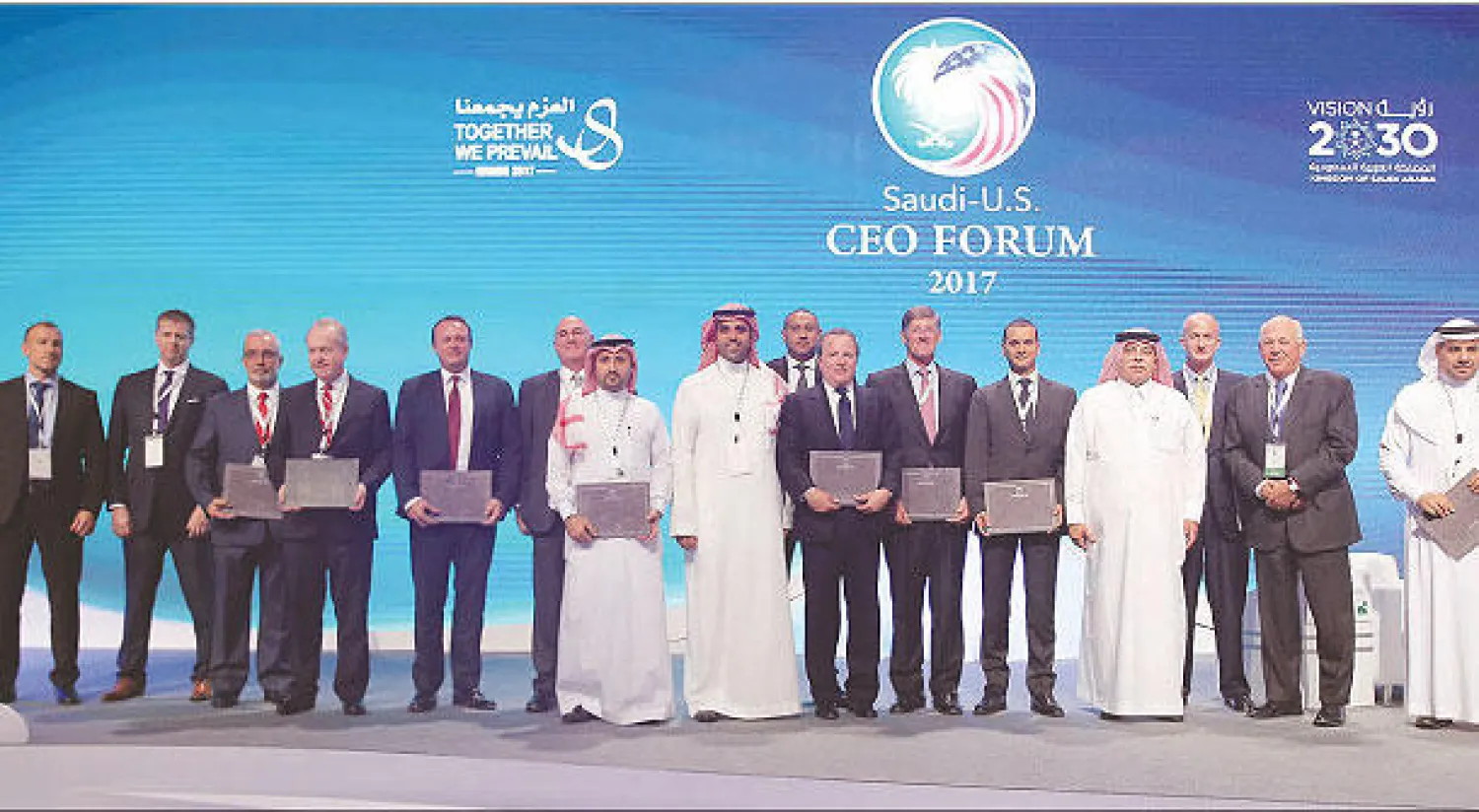 وزير التجارة والاستثمار السعودي ماجد القصبي مع عدد من المديرين التنفيذيين السعوديين والأميركيين