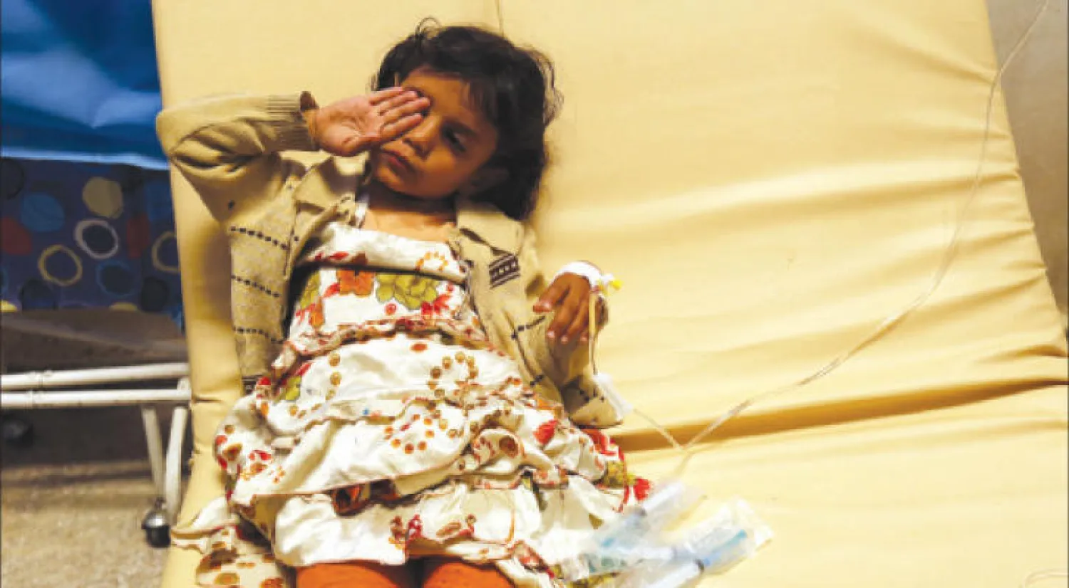 طفلة يمنية تنتظر الخدمات الطبية في مستشفى بصنعاء (إ.ب.أ)