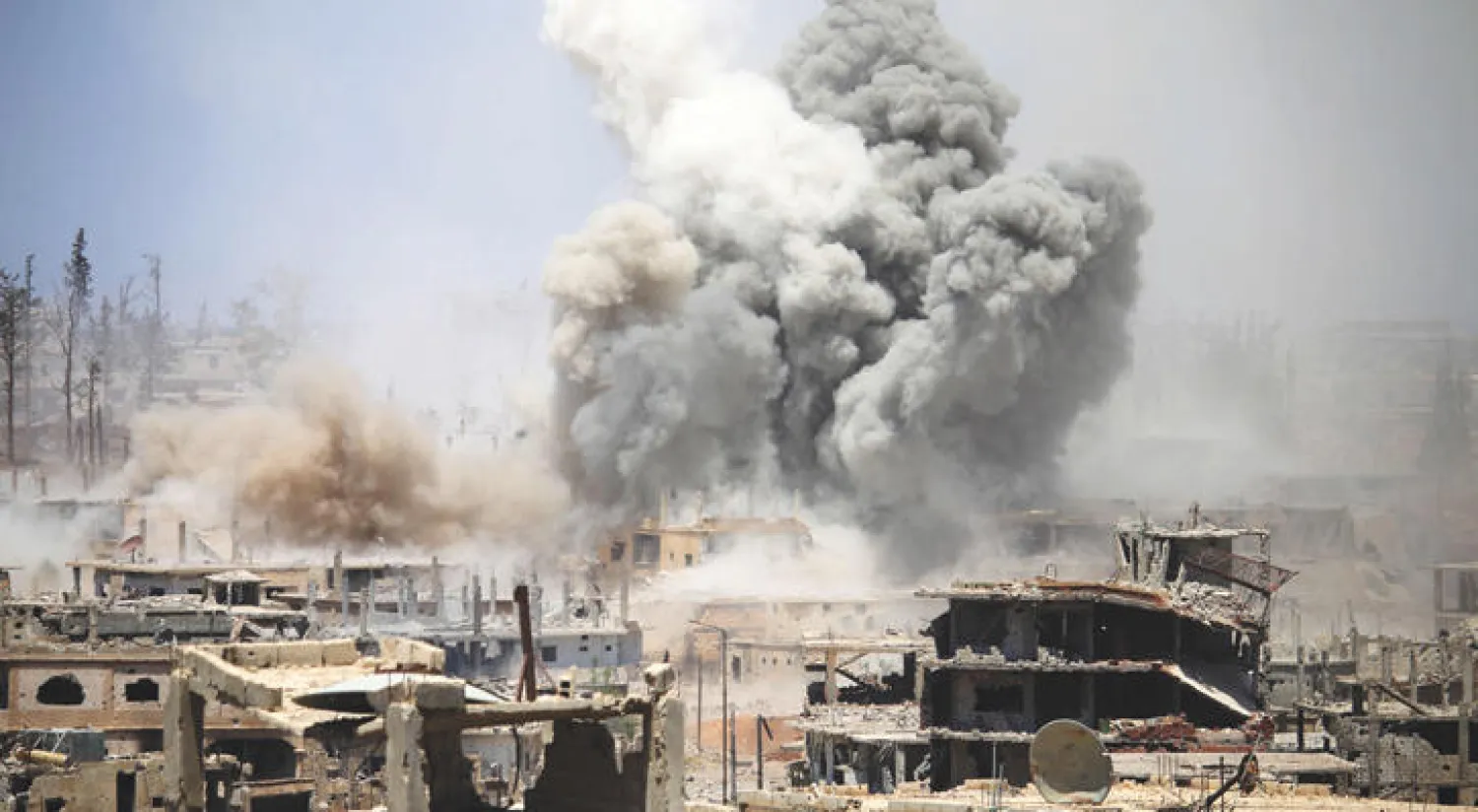 دخان يتصاعد بعد قصف درعا أمس (أ.ف.ب)