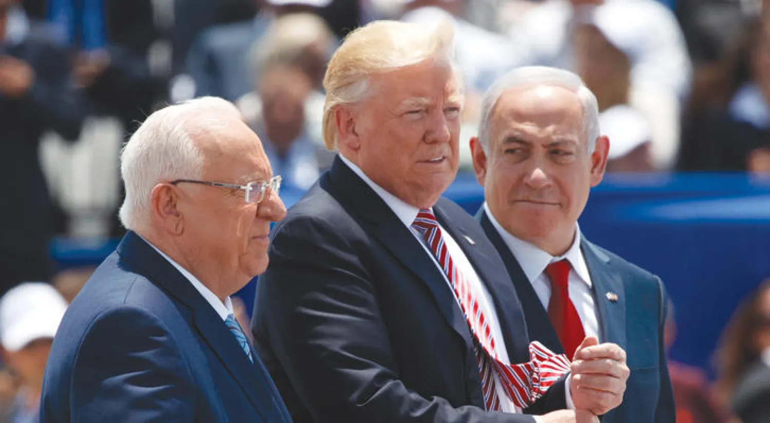 الرئيس ترمب بين الرئيس الإسرائيلي ريفلين (يسار) ورئيس الحكومة نتنياهو (أ.ب)