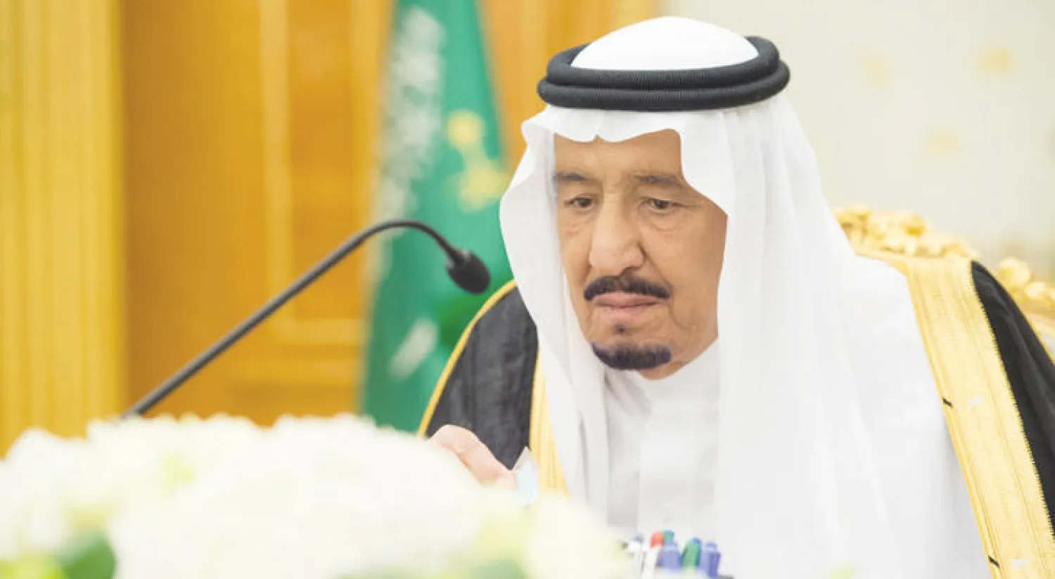 خادم الحرمين الشريفين الملك سلمان بن عبد العزيز مترئساً جلسة مجلس الوزراء في الرياض أمس (واس)