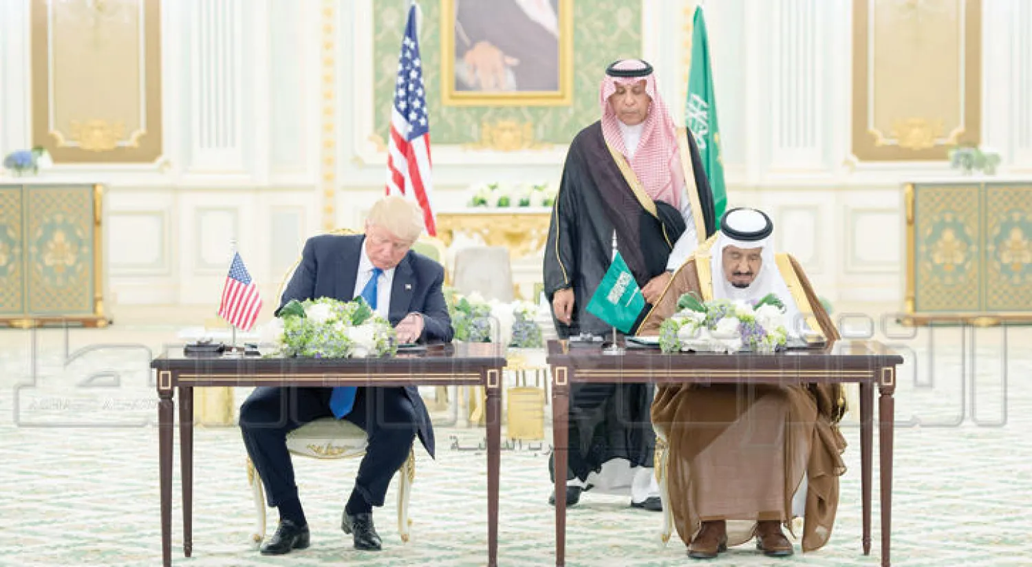 الملك سلمان والرئيس ترمب يوقعان «الرؤية الاستراتيجية المشتركة» بعد مباحثاتهما في الرياض (تصوير: بندر الجلعود)