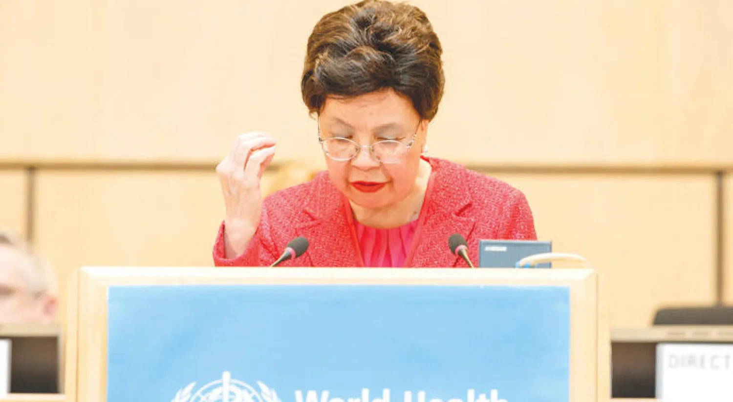 المديرة العامة لمنظمة الصحة العالمية تلقي خطابا في جنيف أمس (إ.ب.أ)