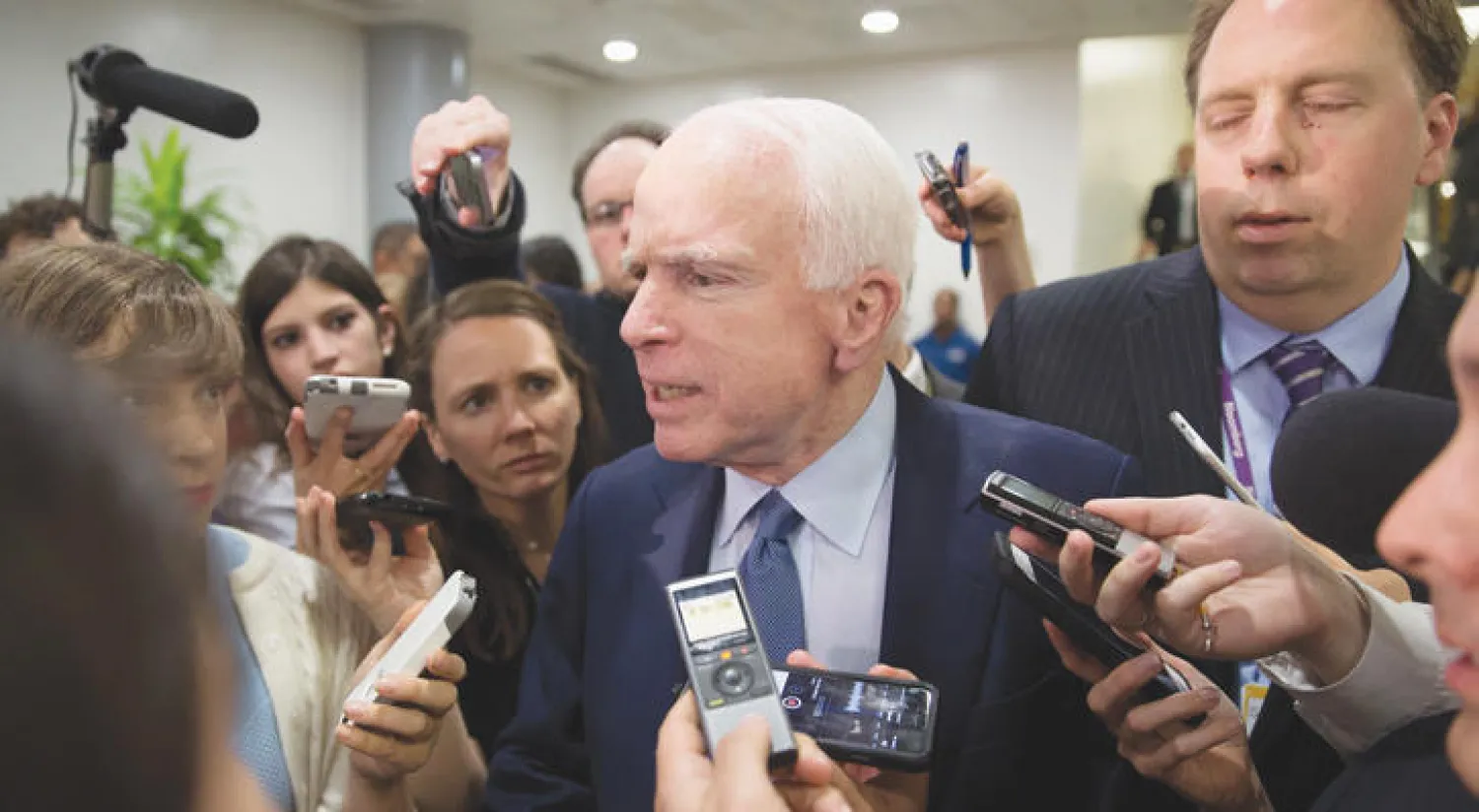 ماكين يتحدث إلى صحافيين في الكونغرس الخميس الماضي (أ.ف.ب)