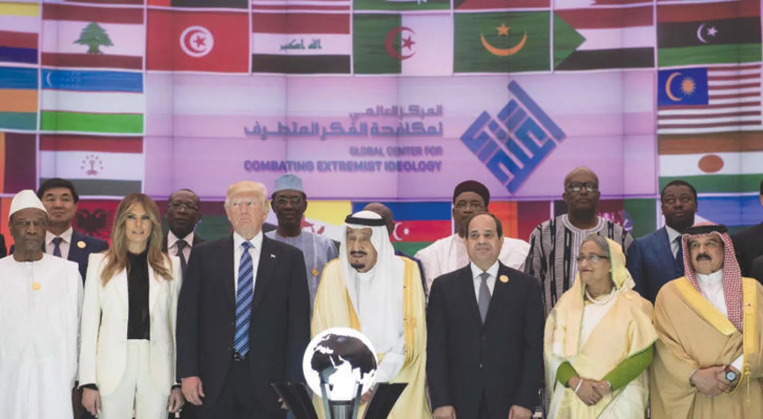 خادم الحرمين الشريفين والرئيس الأميركي والرئيس المصري خلال افتتاح المركز في الرياض أول من أمس (أ.ف.ب)