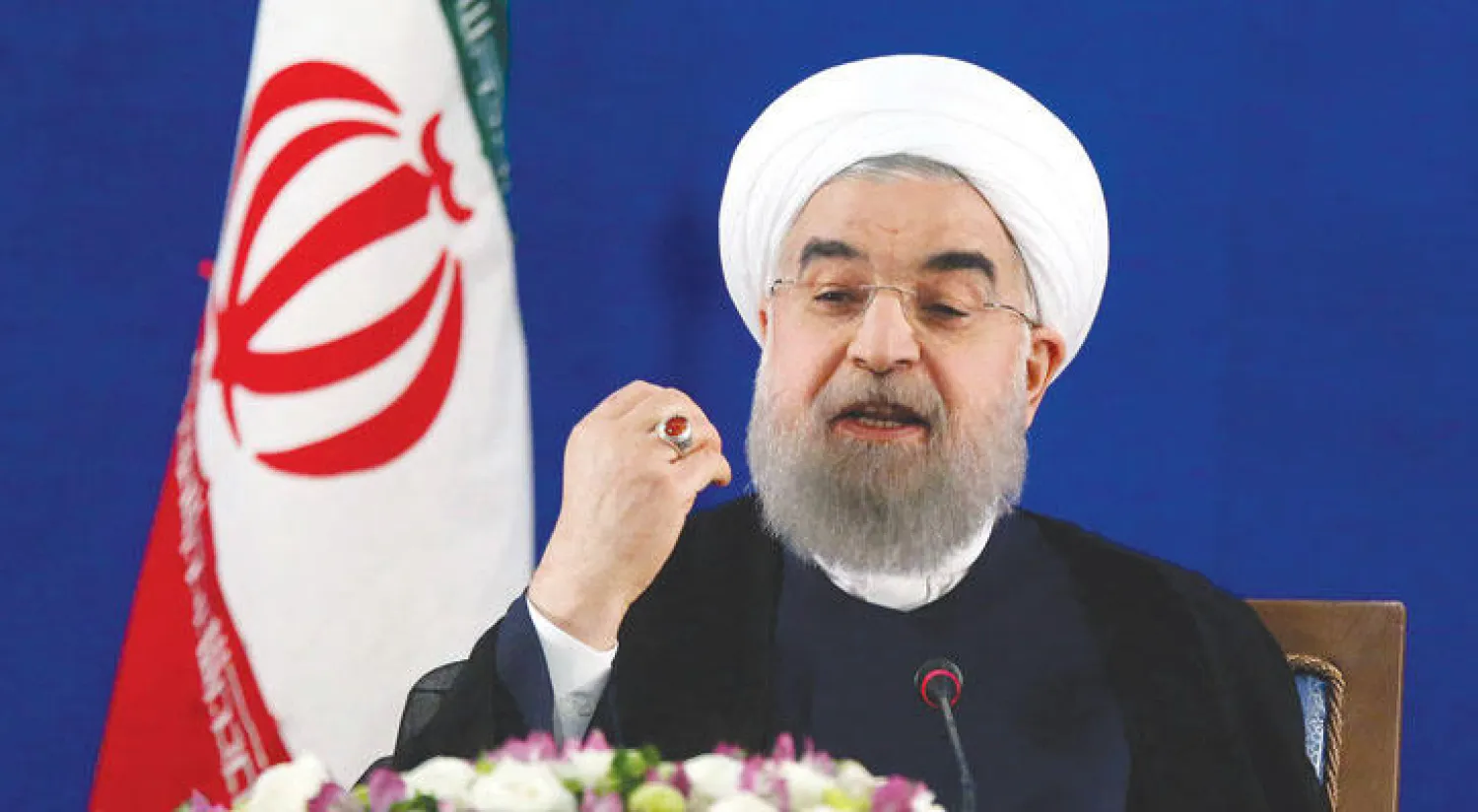 الرئيس الإيراني حسن روحاني خلال أول مؤتمر صحافي بعد ثلاثة أيام من فوز بفترة رئاسية ثانية في طهران أمس (إ.ب.أ)