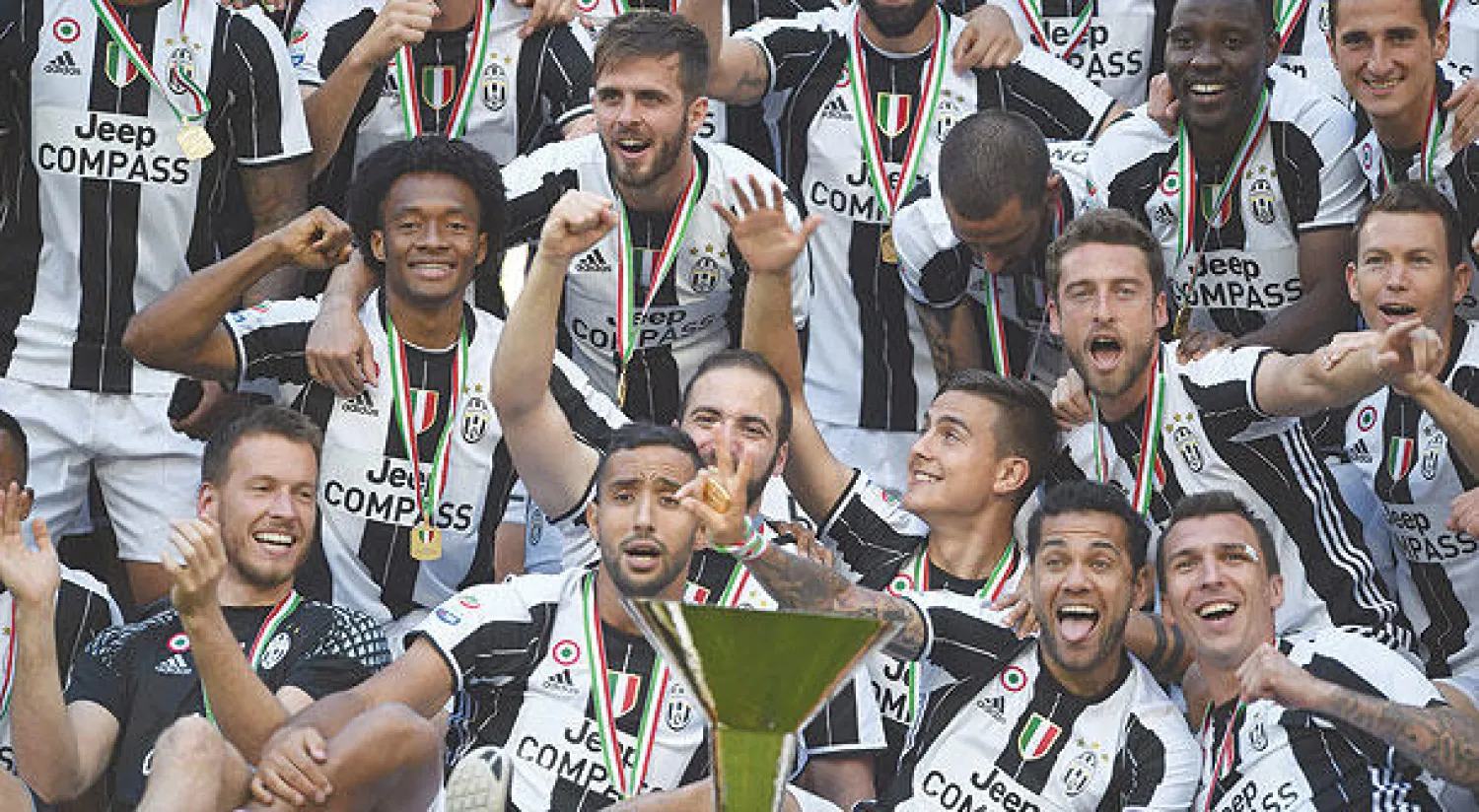 لاعبو يوفنتوس يحتفلون بالتتويج أبطالاً للدوري الإيطالي (أ.ف.ب)