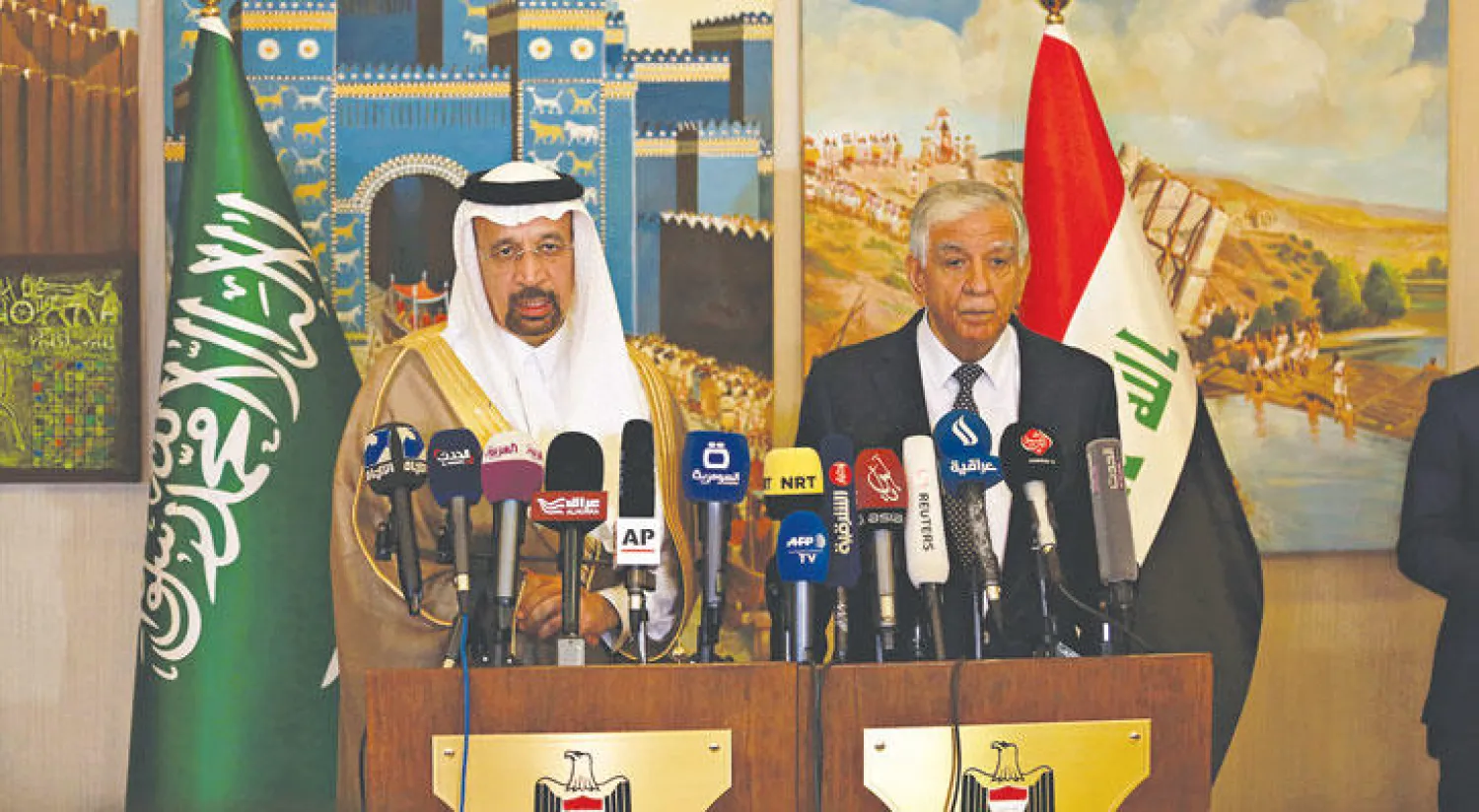 وزير الطاقة السعودي خالد الفالح مع نظيره العراقي جبار اللعيبي في مؤتمر صحافي في بغداد أمس (أ.ب)