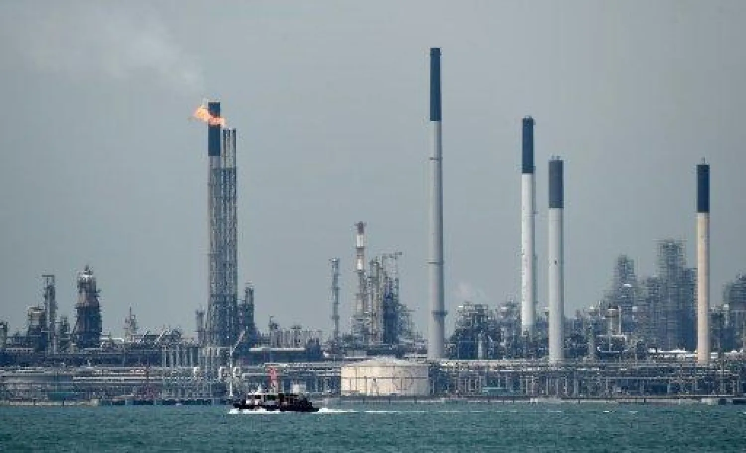 مصفاة تكرير قبالة سواحل سنغافورة (أ.ف.ب)