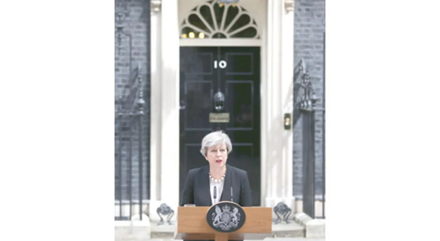 ماي تتحدث عن هجوم مانشستر أمام مقر رئاسة الوزراء أمس (أ.ف.ب)