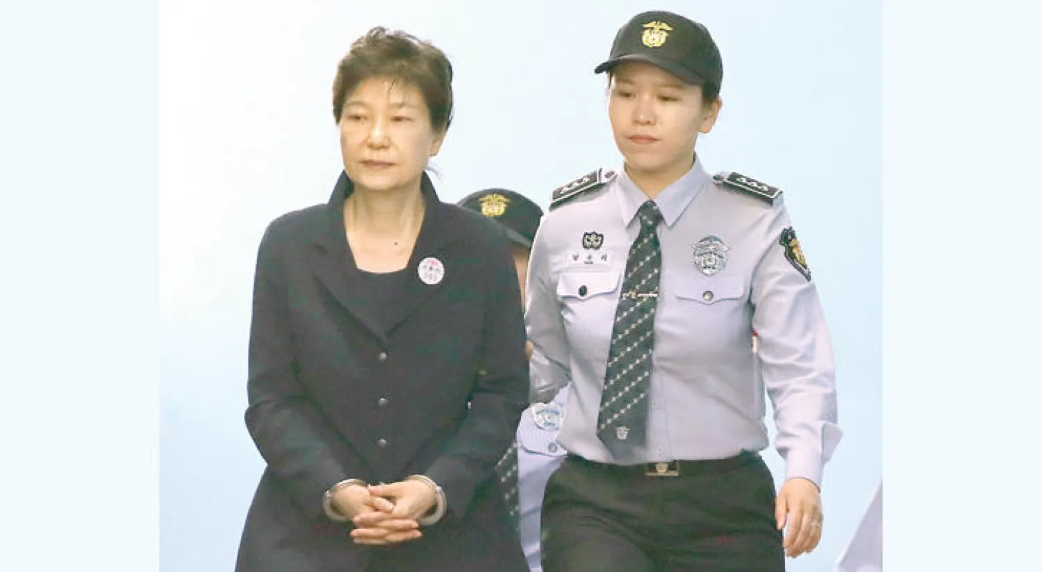 بارك غيون في طريقها إلى المحكمة أمس (أ.ب)