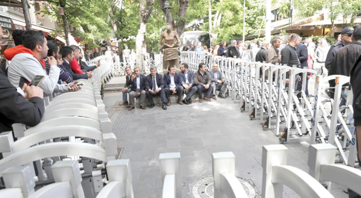 أعضاء من المعارضة التركية خلال احتجاجات تضامنية مع المضربين عن الطعام الذين طردوا من عملهم بعد المحاولة الانقلابية (أ.ف.ب)