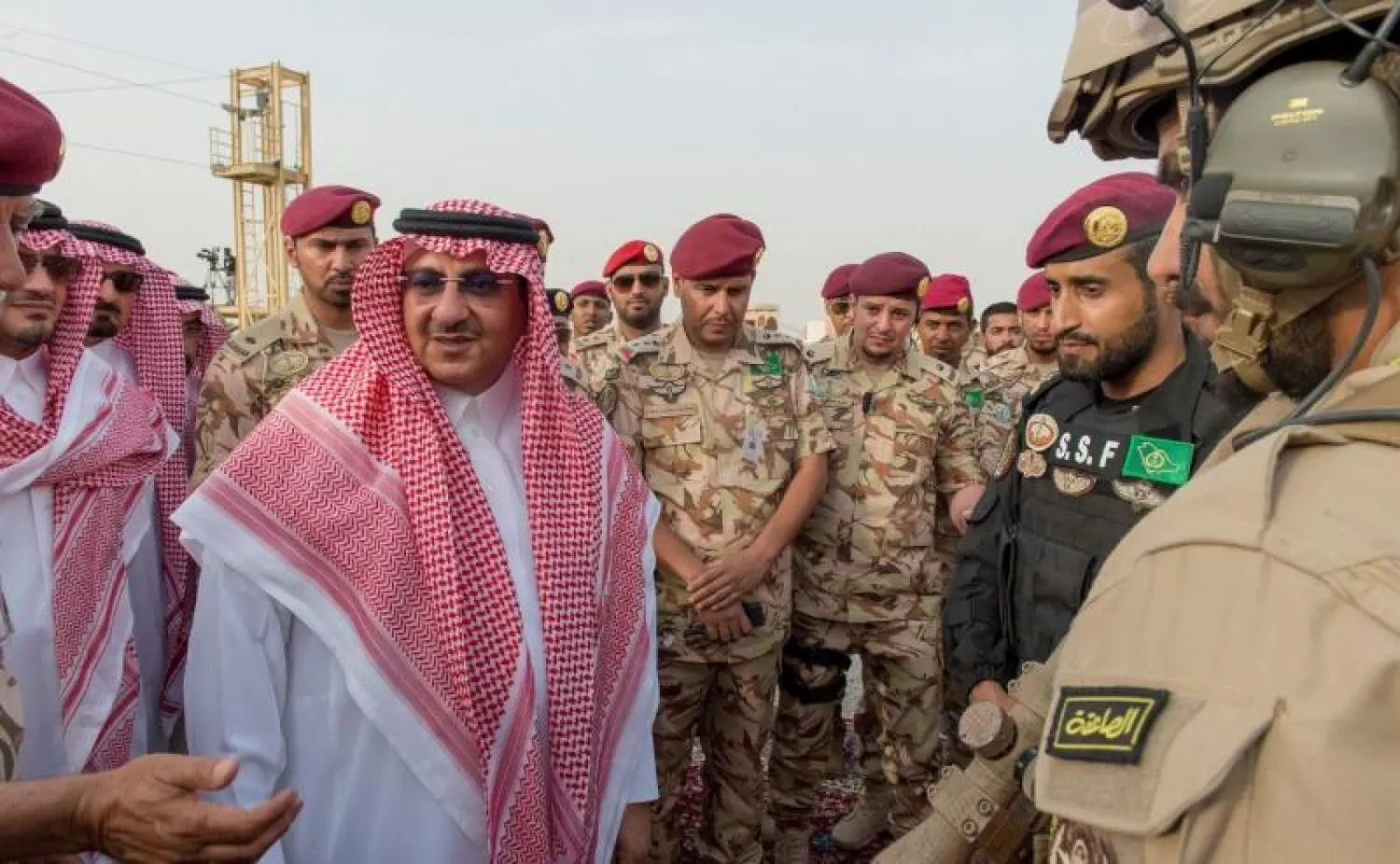 ولي العهد خلال رعايته العرض العسكري لوحدات قوات الأمن الخاصة (واس)