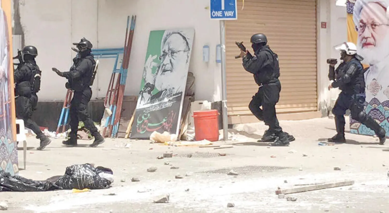 قوات الأمن البحرينية خلال عملية أمنية في قرية الدراز أمس (أ.ب)