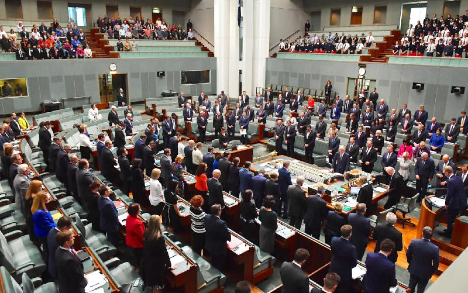 البرلمان الأسترالي يقف دقيقة صمت قبل بدء اجتماع المجلس احتراماً لأرواح ضحايا اعتداء مانشستر (رويترز)