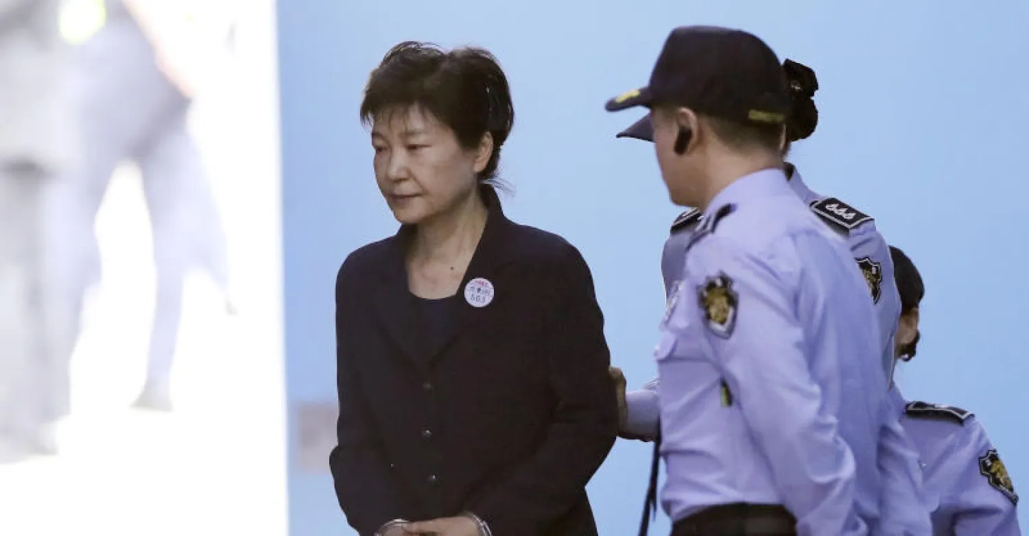 الرئيسة السابقة مقيدة اليدين (أ.ب)