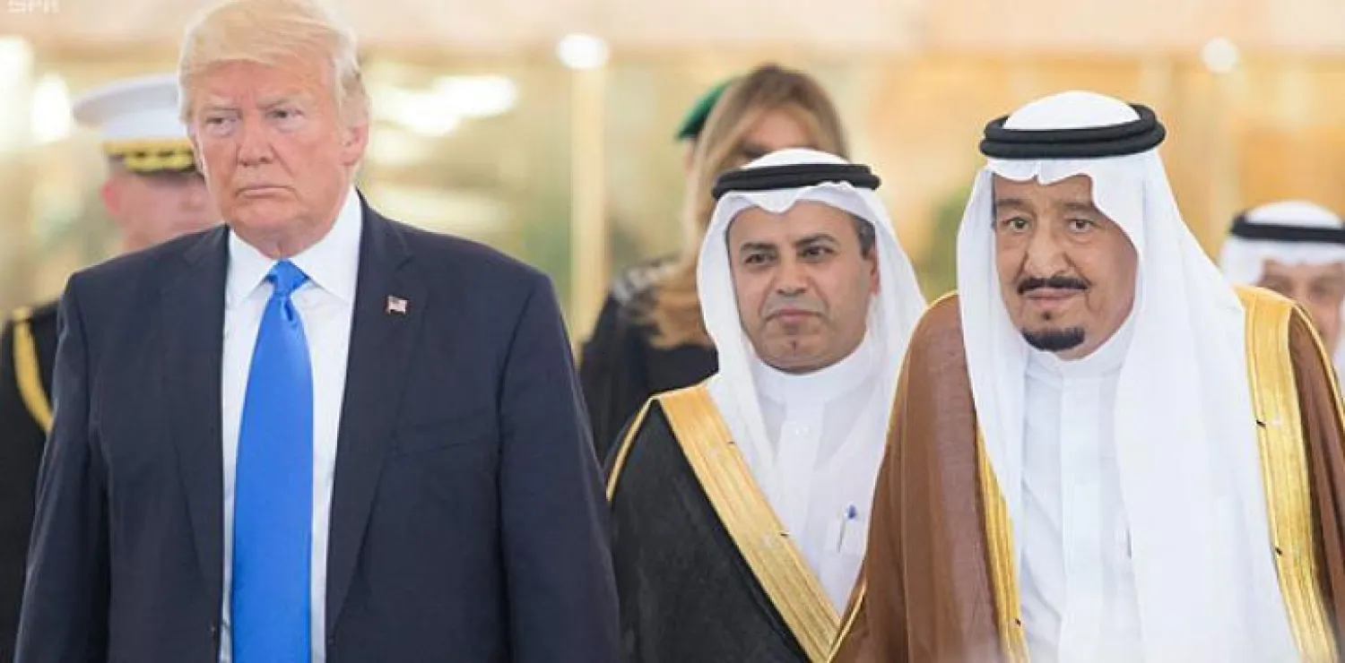 خادم الحرمين يستقبل ترمب ويقلده أعلى وسام في المملكة